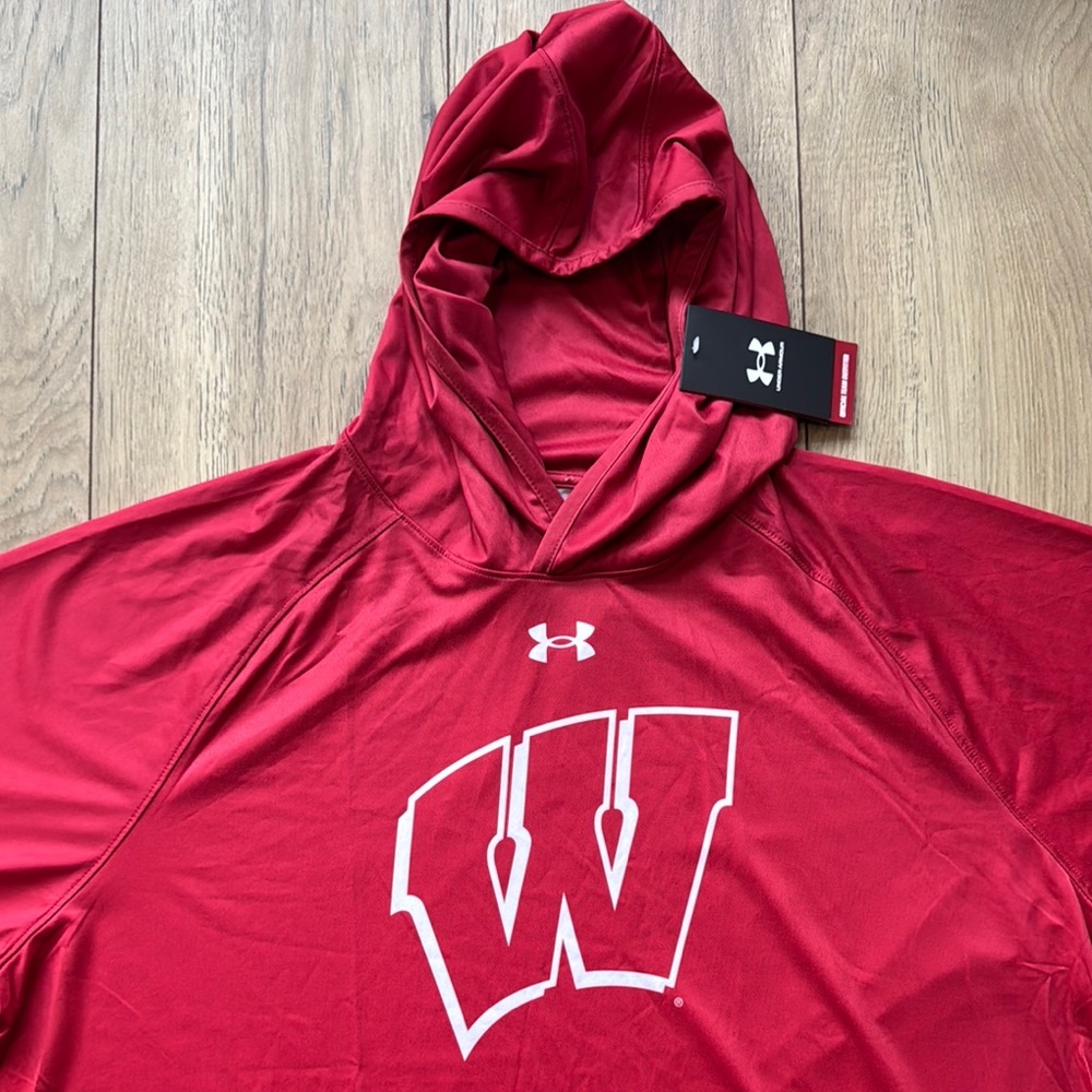 NWT Under Armour Wisconsin Badgers Basketball Red Short Sleeve Hoodie Men’s 2XL